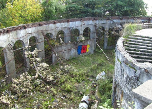 Заброшенный ресторан на горе Ахун (Сочи). Фотография 1