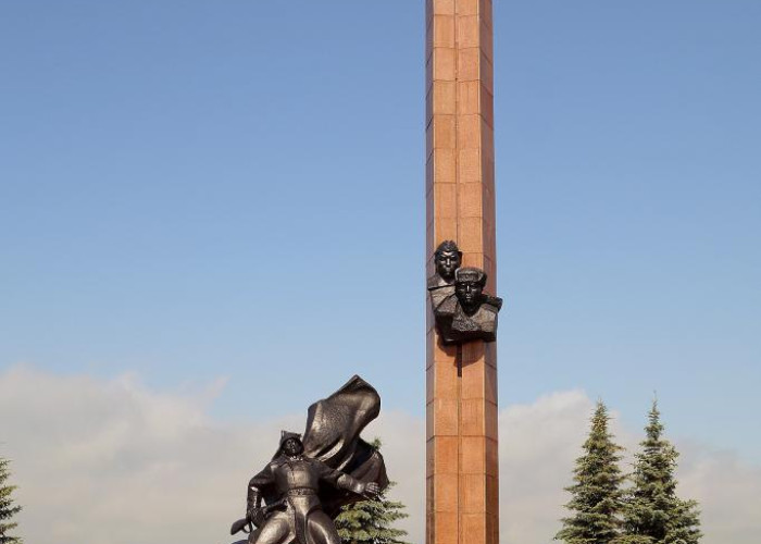 Памятник А.Матросову и М.Губайдуллину. Фотография 3