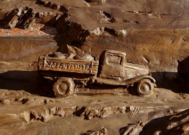 Памятник труженикам тыла. Фотография 2