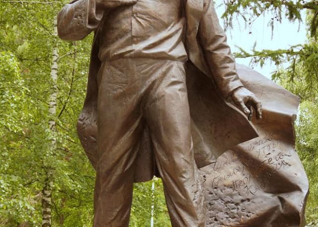 Памятник Арслану Мубарякову. Фотография 2