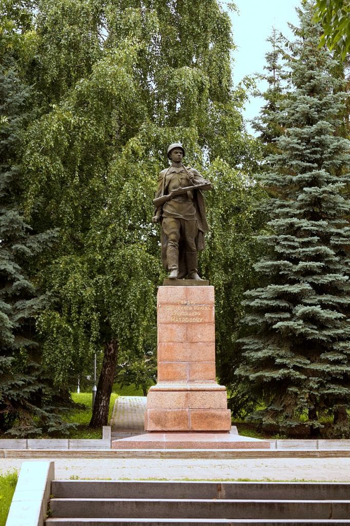 Памятник Александру Матросову (парк им. Ленина) — фотография 1
