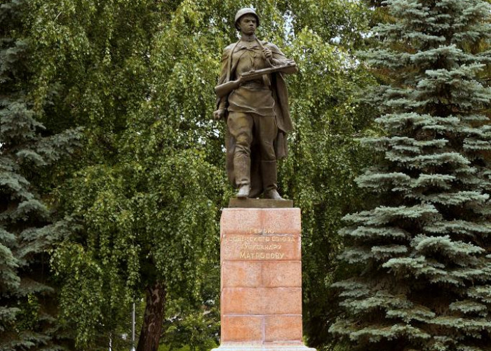 Памятник Александру Матросову (парк им. Ленина). Фотография 1