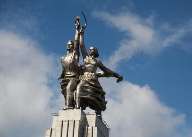 Рабочий и колхозница. Фотография 1