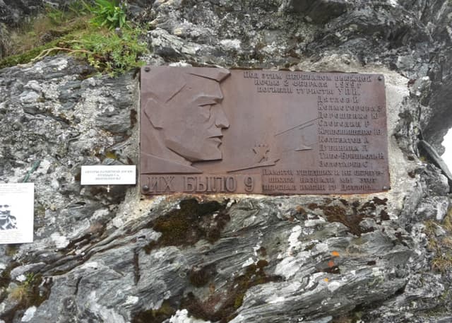 Мемориальная доска группе Дятлова. Фотография 2