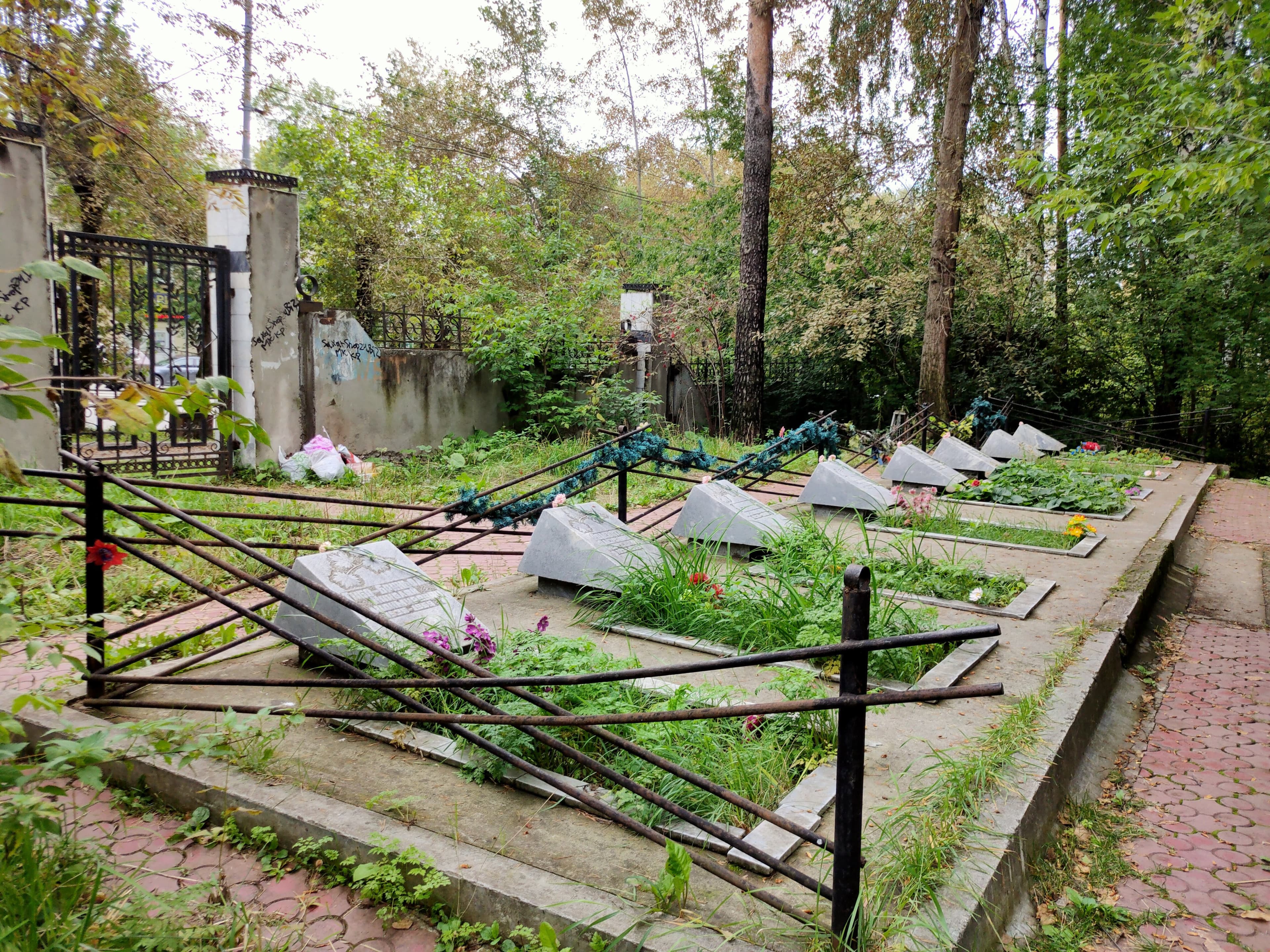 Могилы группы Дятлова (Екатеринбург) — фотография 2