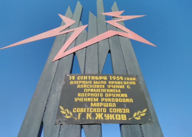 Памятный знак атомным испытаниям на Тоцком полигоне. Фотография 2