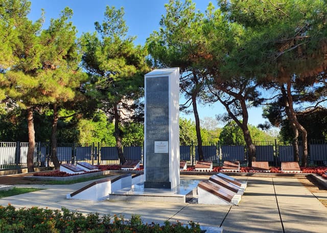 Братская могила советских войнов. Фотография 4