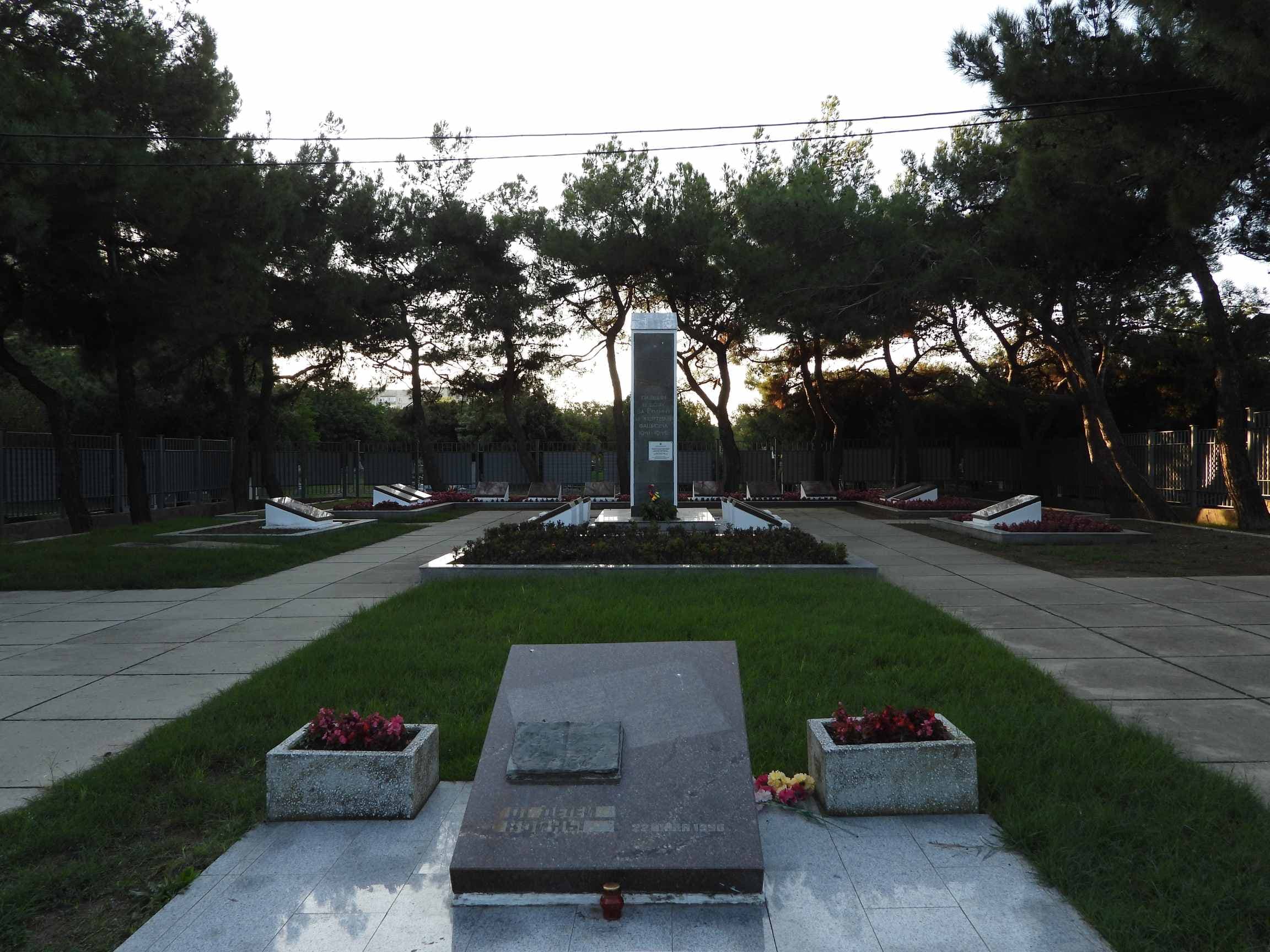 Mass grave of Soviet soldiers — photo 3