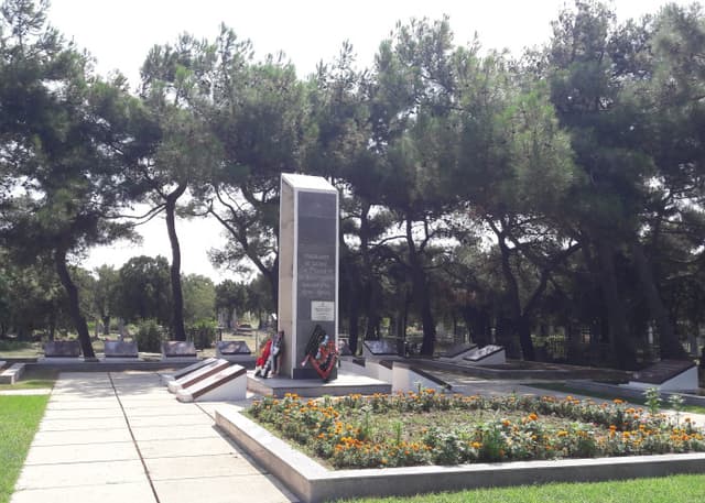 Братская могила советских войнов. Фотография 2