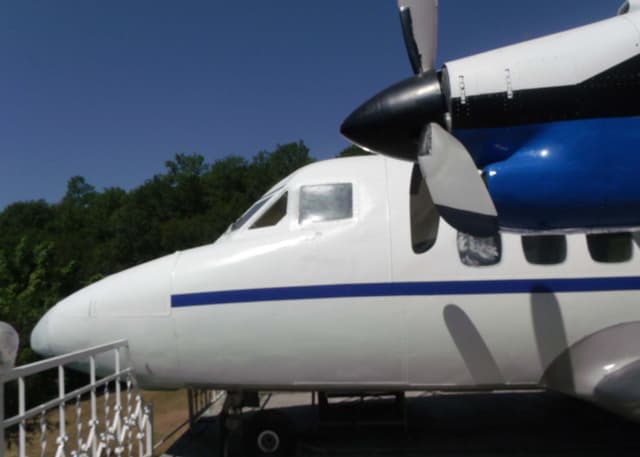 Самолет-памятник Л-410. Фотография 2