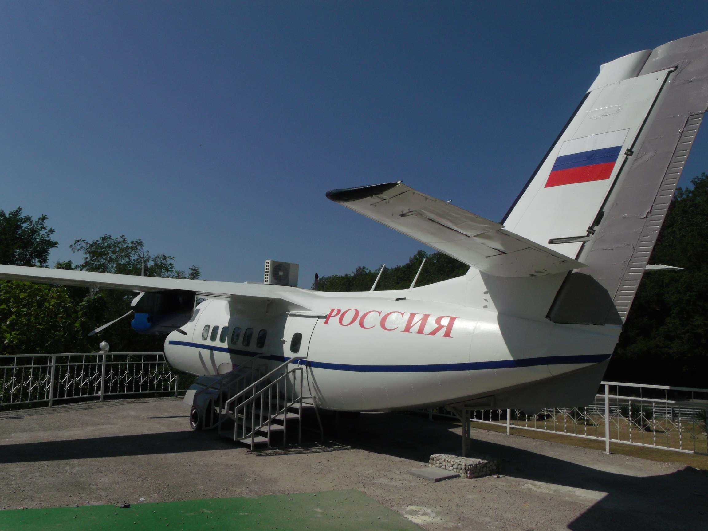 Самолет-памятник Л-410 — фотография 1