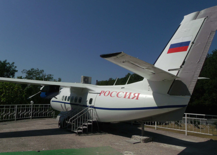Самолет-памятник Л-410. Фотография 1