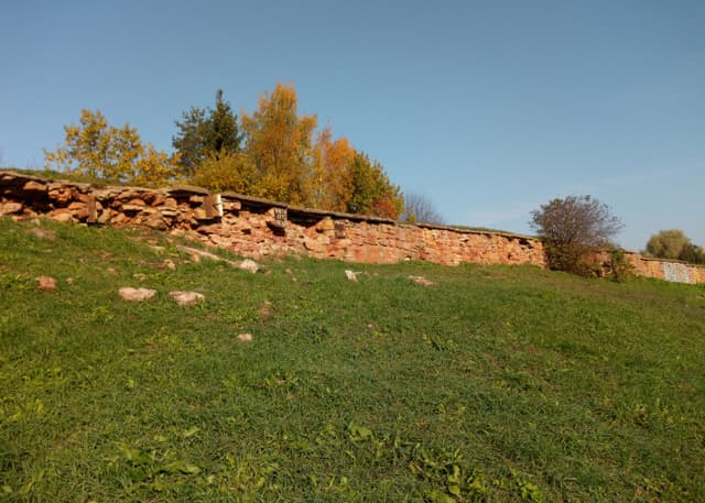 Каменная кладка старинного вала обороны города. Фотография 8