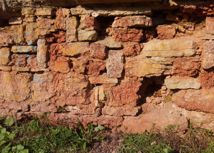 Каменная кладка старинного вала обороны города. Фотография 1
