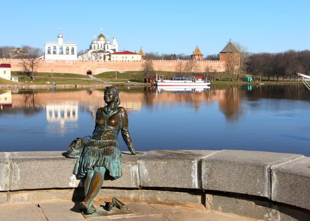 Памятник туристке. Фотография 4