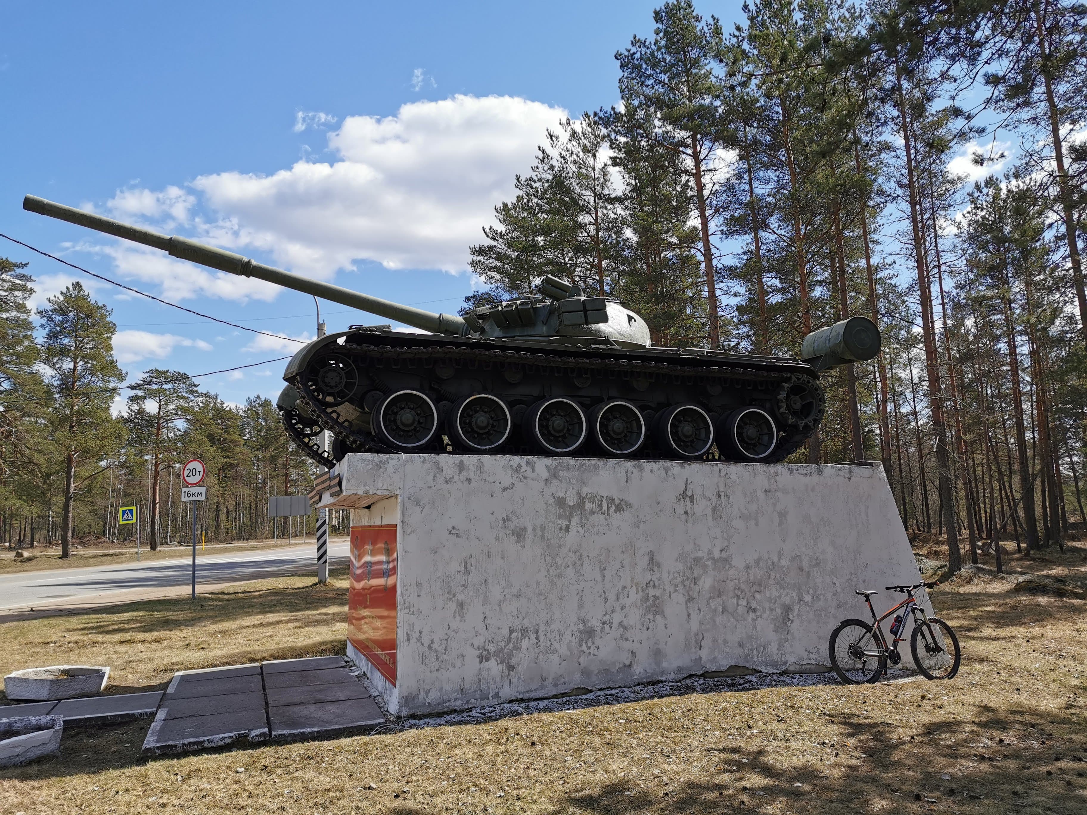Памятник Танку Т-80 (Каменка) — фотография 1