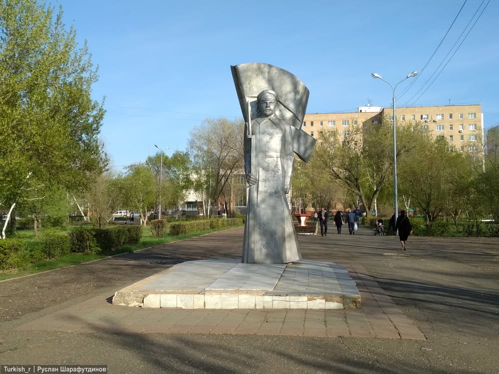Памятник "Солдат революции" — фотография 1