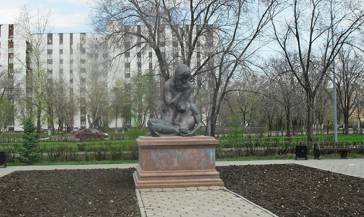 Памятник «Скорбящая Мать» (Оренбург) — фотография 1
