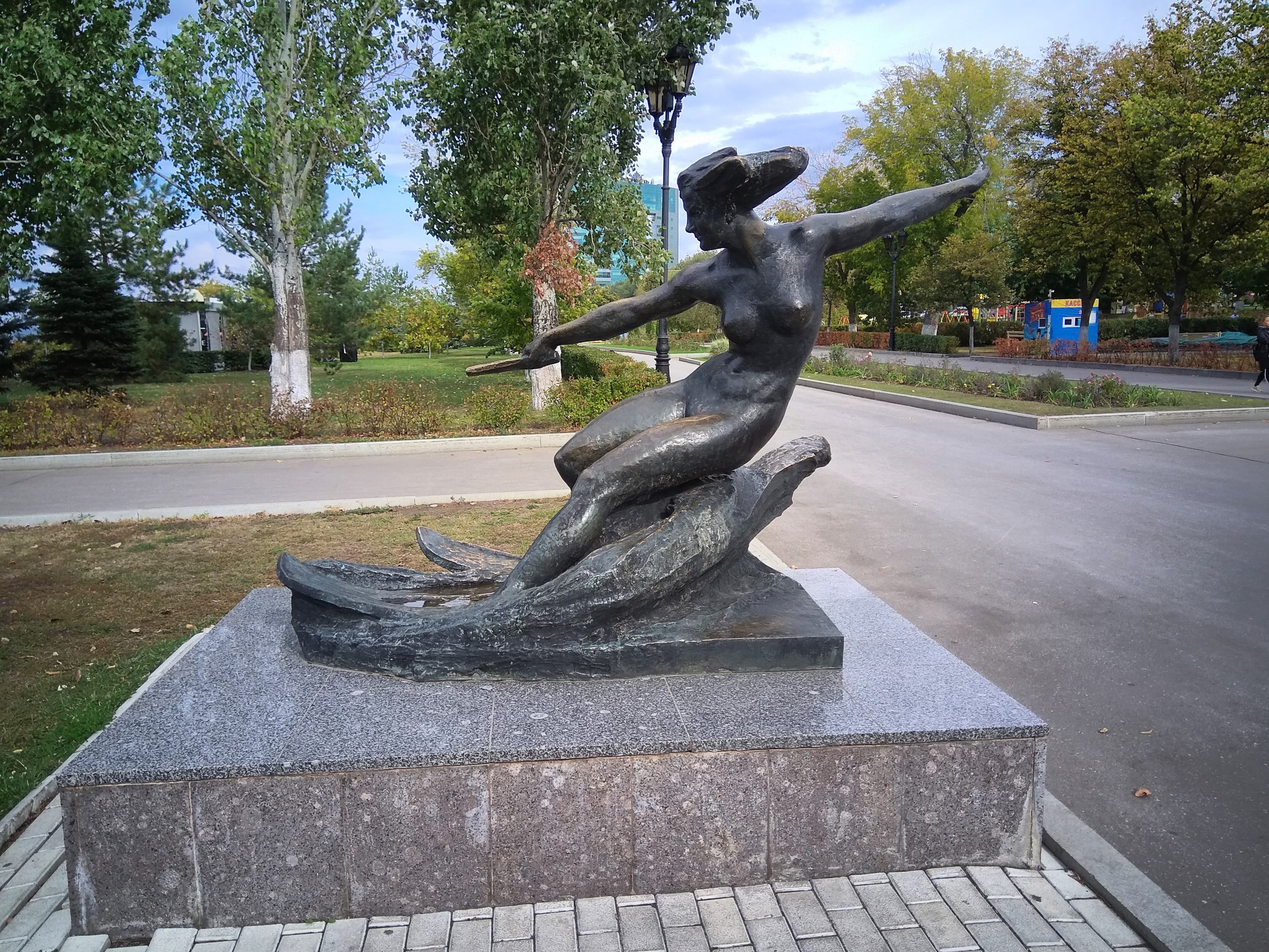 Скульптура «Водная лыжница» (Самара) — фотография 1