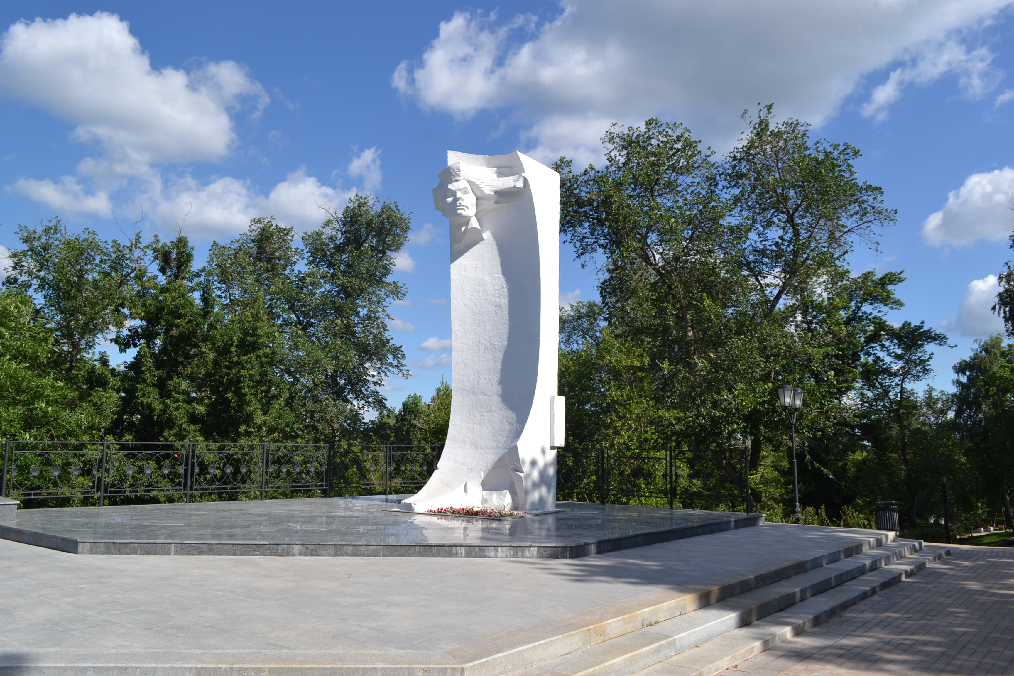 Памятник Максиму Горькому (Струковский сад) — фотография 1