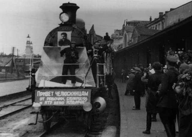 Паровоз-памятник Су-211-85 "Ленинец". Фотография 2