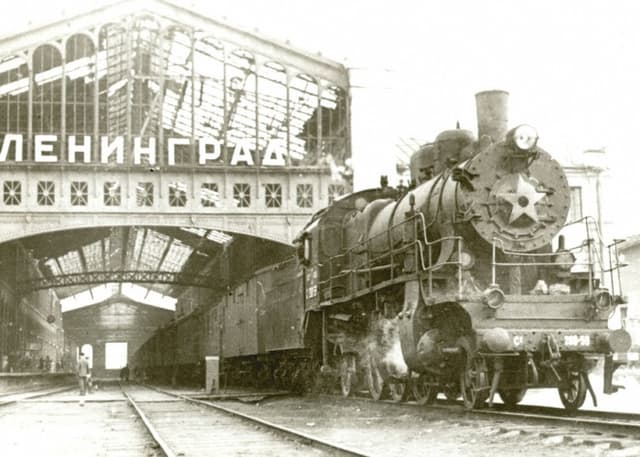 Паровоз-памятник Су-211-85 "Ленинец". Фотография 1