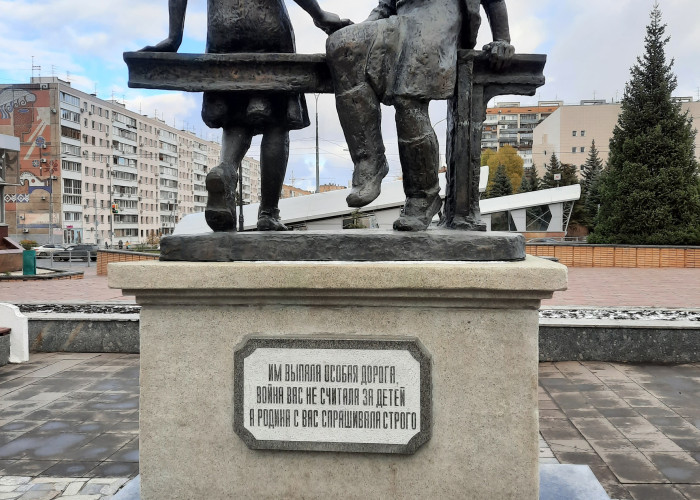 Памятник Несовершеннолетним труженикам тыла. Фотография 2