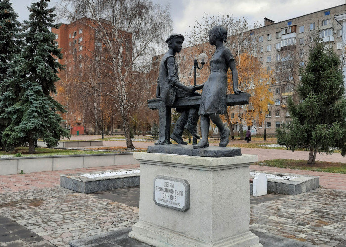 Памятник Несовершеннолетним труженикам тыла. Фотография 1