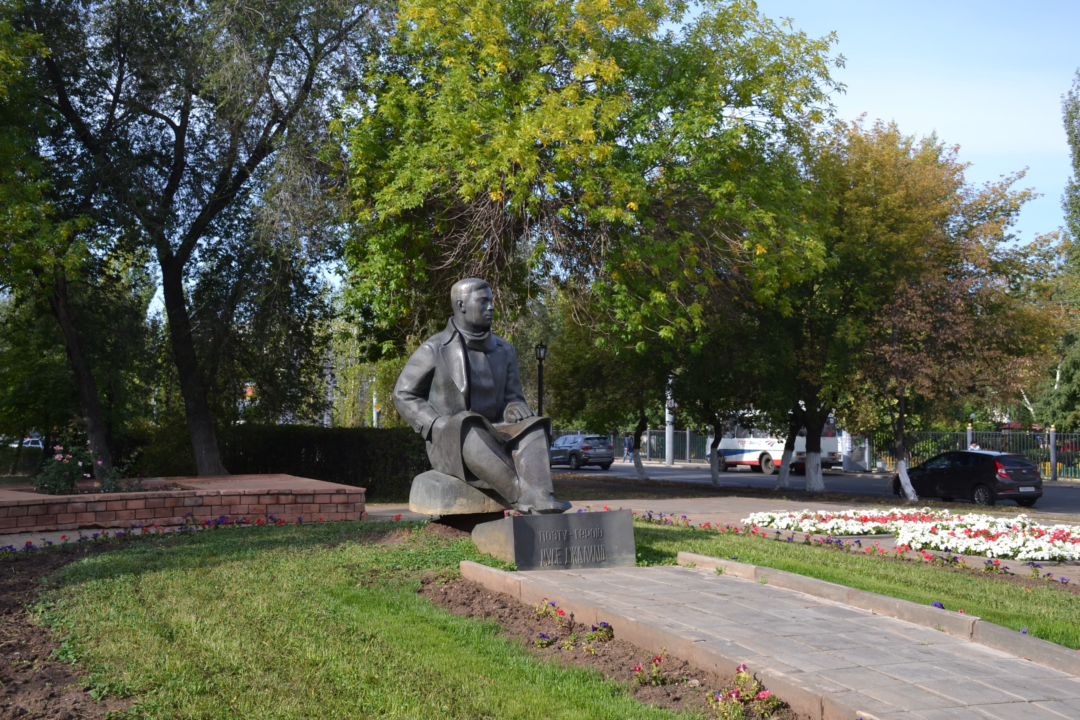 Monument to M. Jalil (Fourth of April Square) — photo 1