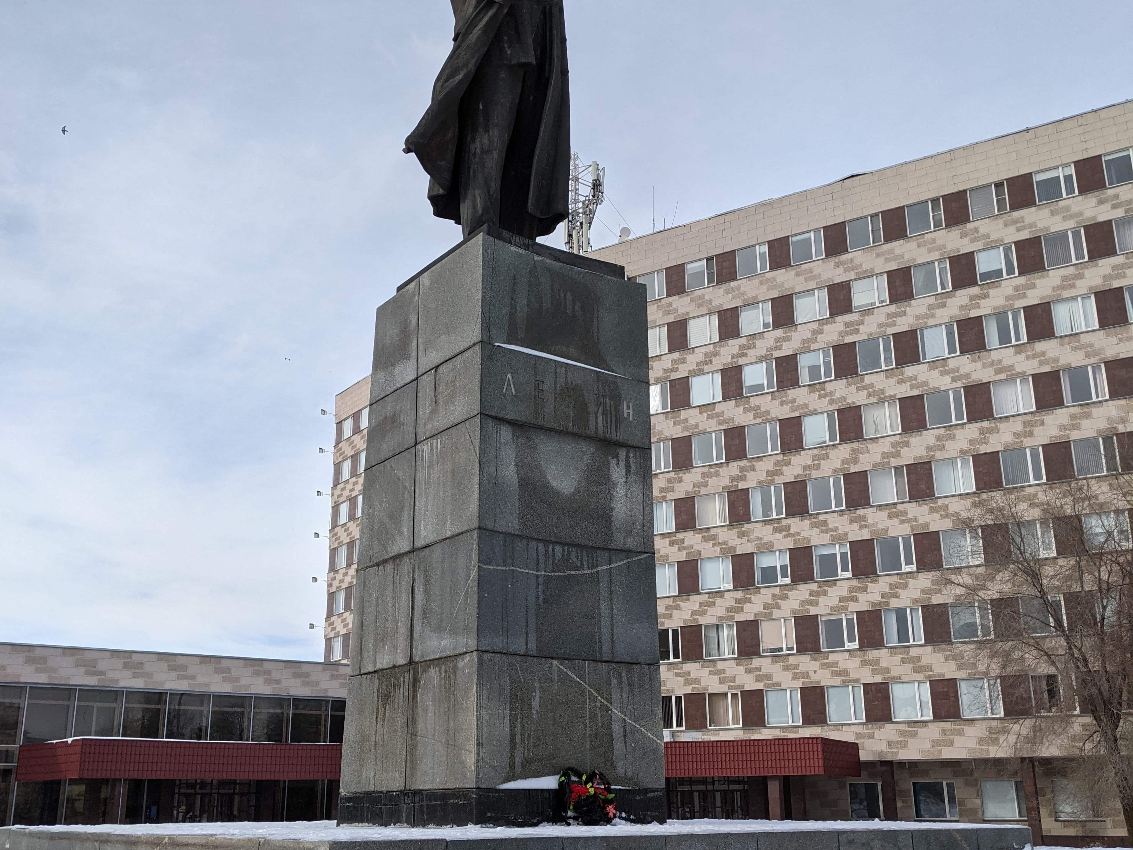 Памятник В.Ленину (Дом Советов, Оренбург) — фотография 3