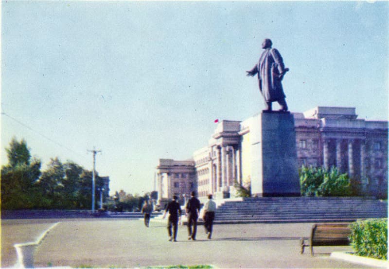 Памятник В.Ленину (Дом Советов, Оренбург) — фотография 2