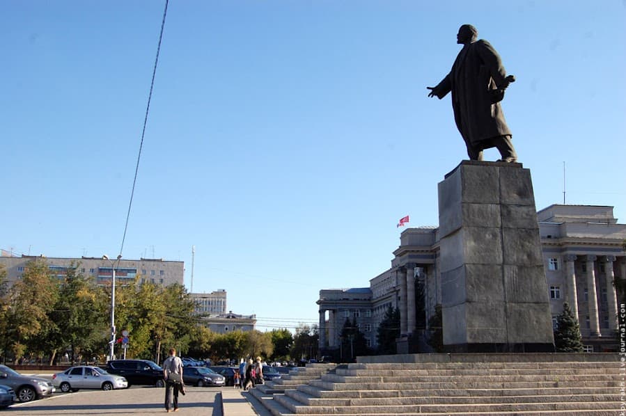 Памятник В.Ленину (Дом Советов, Оренбург) — фотография 1