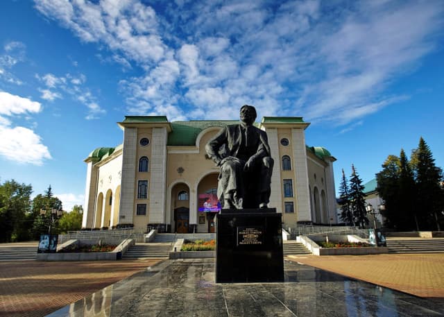 Памятник Мажиту Гафури. Фотография 1