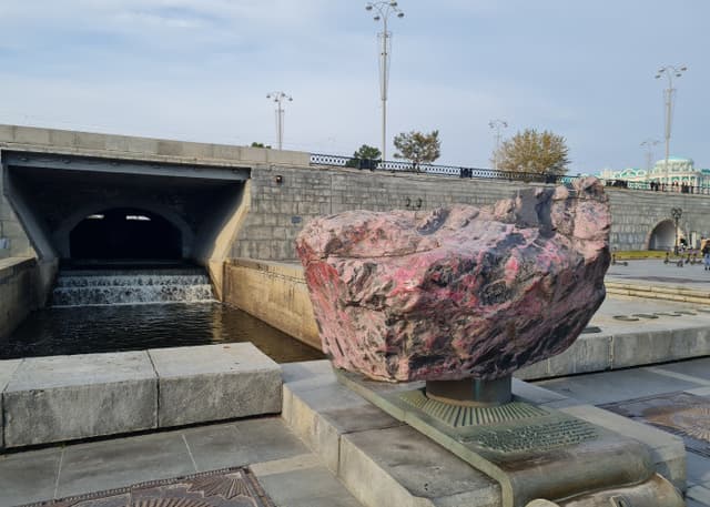 Родонит на месте бывшего завода. Фотография 2