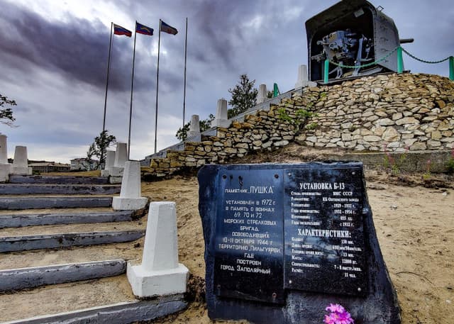 Корабельная пушка-памятник (Заполярный). Фотография 1
