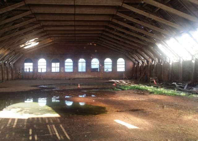 Конюшни усадьбы Волышево (Псковский конезавод). Фотография 2