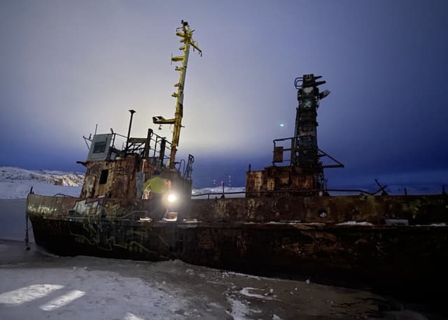 Корабль, выброшенный на берег. Фотография 2