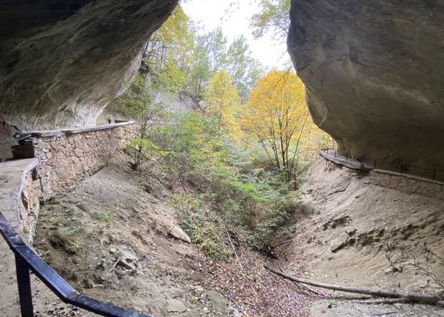 Грот с круговой тропинкой. Фотография 2