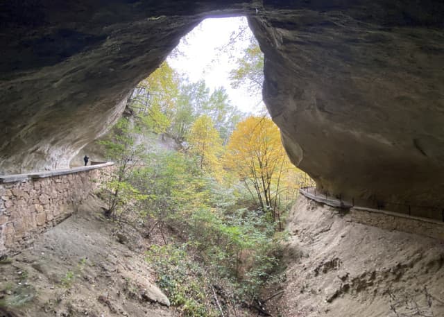 Грот с круговой тропинкой. Фотография 1