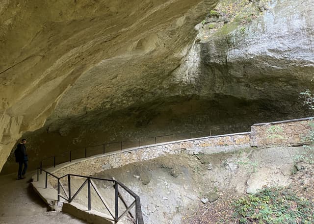 Грот с круговой тропинкой. Фотография 3