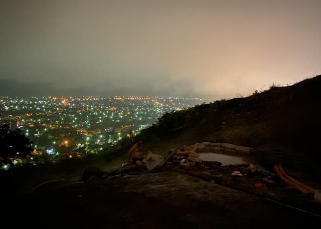 Необорудованный горячий сероводородный источник. Фотография 2