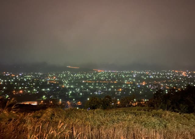 Необорудованный горячий сероводородный источник. Фотография 1