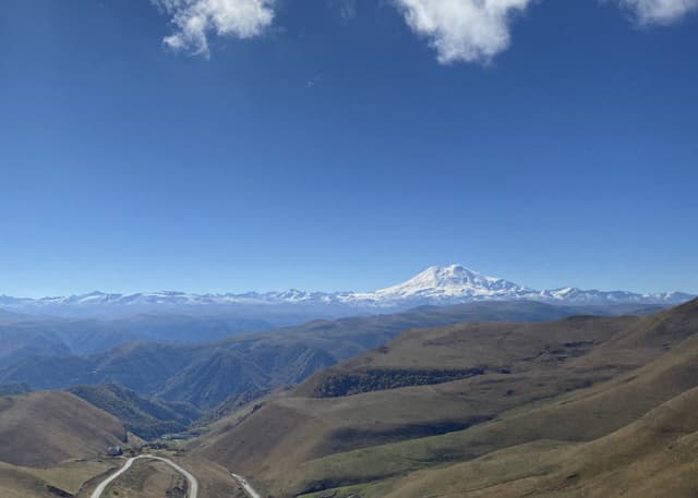 Смотровая площадка с видом на Эльбрус. Фотография 1