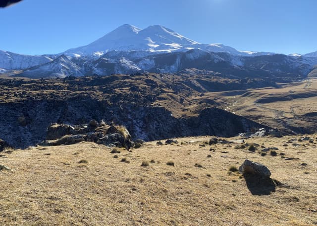 Смотровая площадка с видом на Эльбрус и ущелье. Фотография 3