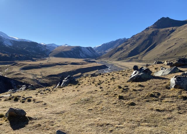 Смотровая площадка с видом на Эльбрус и ущелье. Фотография 1