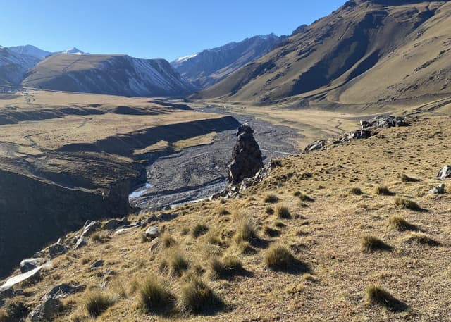 Смотровая площадка с видом на Эльбрус и ущелье. Фотография 2