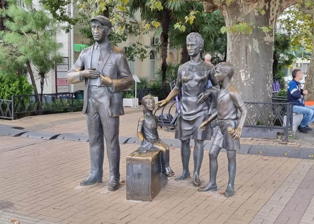 Памятник героям фильма "Бриллиантовая рука". Фотография 2