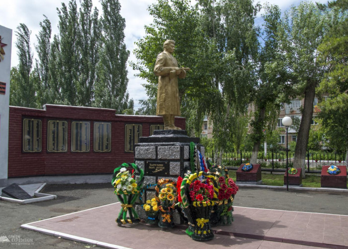 Мемориал Победы в селе Октябрьское. Фото 2