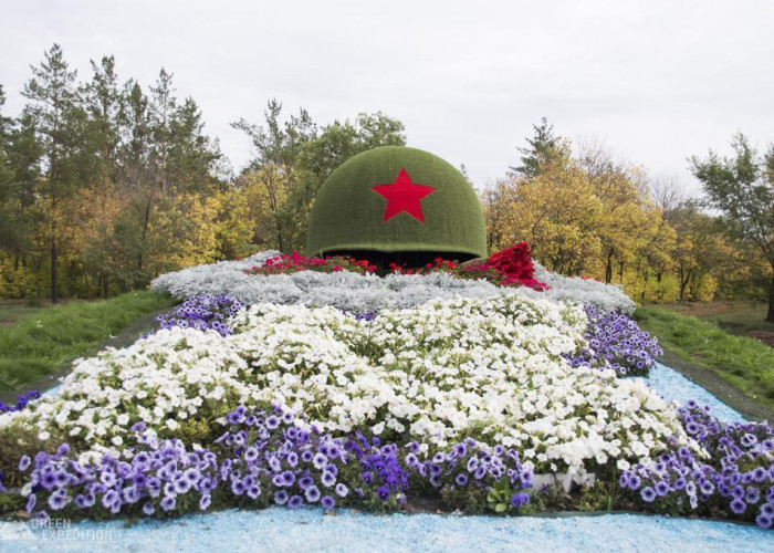 Мемориал солдатская каска (Оренбург). Фото 1