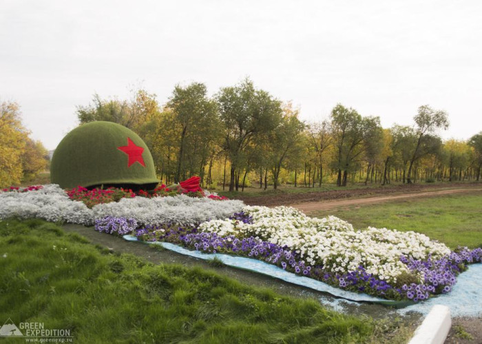 Мемориал солдатская каска (Оренбург). Фото 2